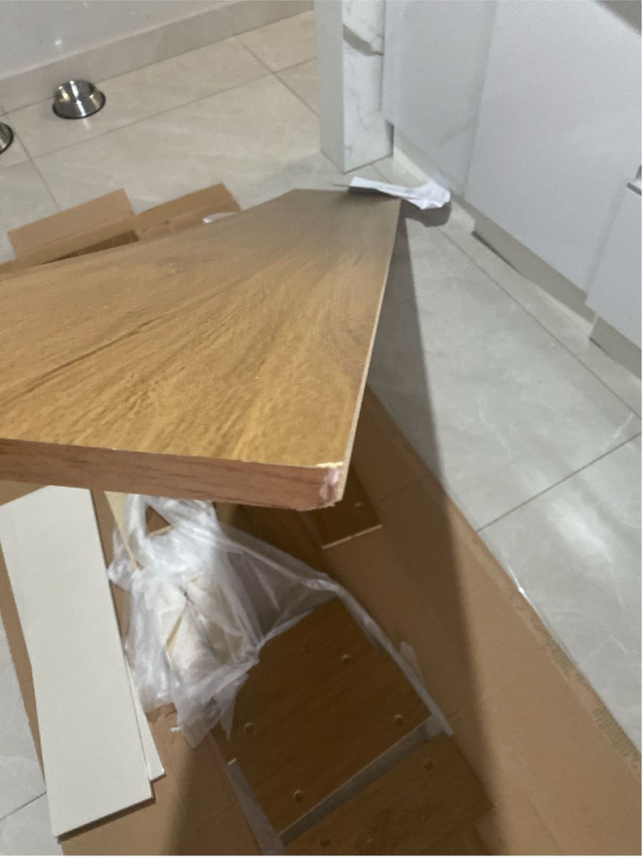 AbbyMackG's tweet photo. Mercado livre se negando a aceitar a devolução de rack que veio com as quinas todas quebradas.
Agora você tem que receber o produto ruim ou faltando porque do contrário você é até bloqueada do aplicativo.
Os entregadores não tem cuidado nenhum com as mercadorias 
@MercadoLivre https://t.co/cMZ5HN0GNG