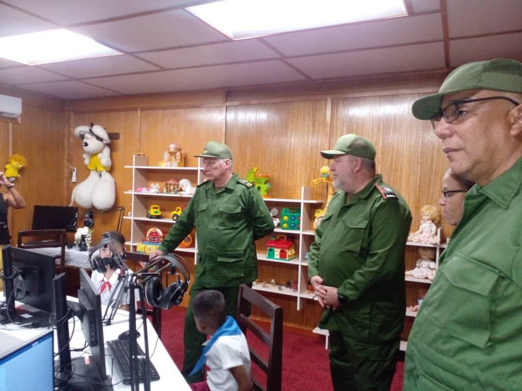 SaludGuantanamo's tweet photo. #DiazCanelEnGuantánamo, en la mañana de hoy llego hasta la Escuela Especial 14 de junio, allí lo recibieron con amor y cariño como de costumbre por los educadores y niños. #SaludGuantánamo #FuerzaCuba #CubaPorLaVida https://t.co/AFQR6CEjO1