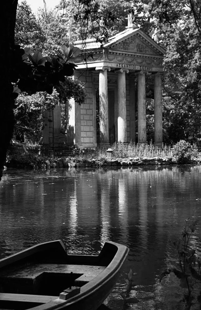 Sürekli bir kıyas ve arayış içinde olan insanların kendisi ile arası açıktır.

..