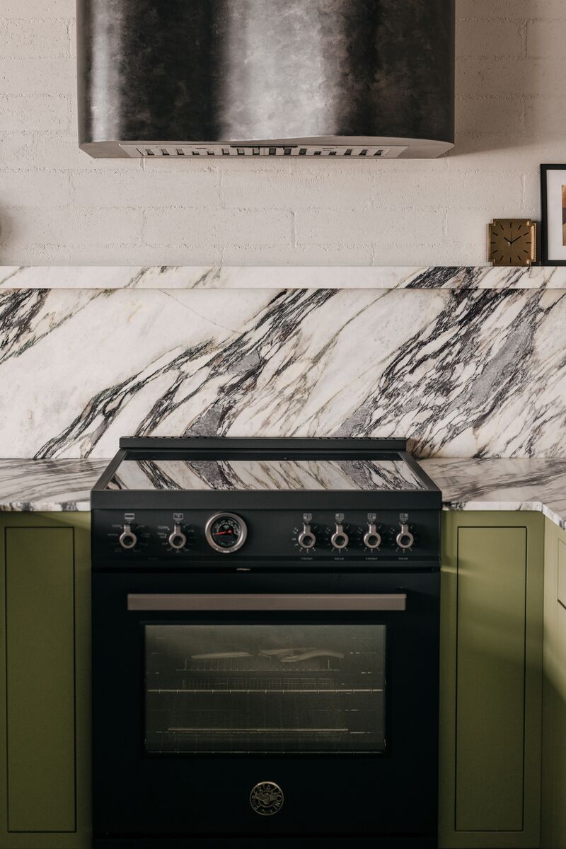 Bertazzoni_ita's tweet photo. This kitchen features our striking #BertazzoniProfessionalSeries range in Carbonio. Its matte graphite finish and bold design elevate the space into a modern culinary sanctuary. https://t.co/RPtQQRdyXw. @moz_interiors @shelbydubinphotography https://t.co/6IFZPlkRhf