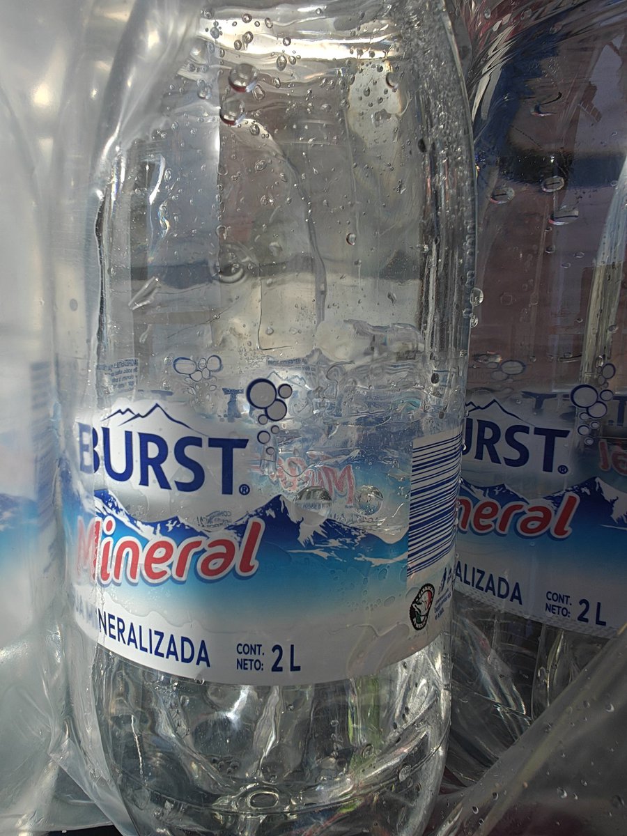 AndresRvRs's tweet photo. @Tiendas3B compre el paquete de agua mineral y en los movimientos de sacarlo del carrito de la tienda para ponerlo en mi propio carrito, se pincha una de las botellas resulta que el carrito de la tienda tiene un pico por estar dañando y no quieren reponerlo porque ya había pagado https://t.co/GptkD40C9U