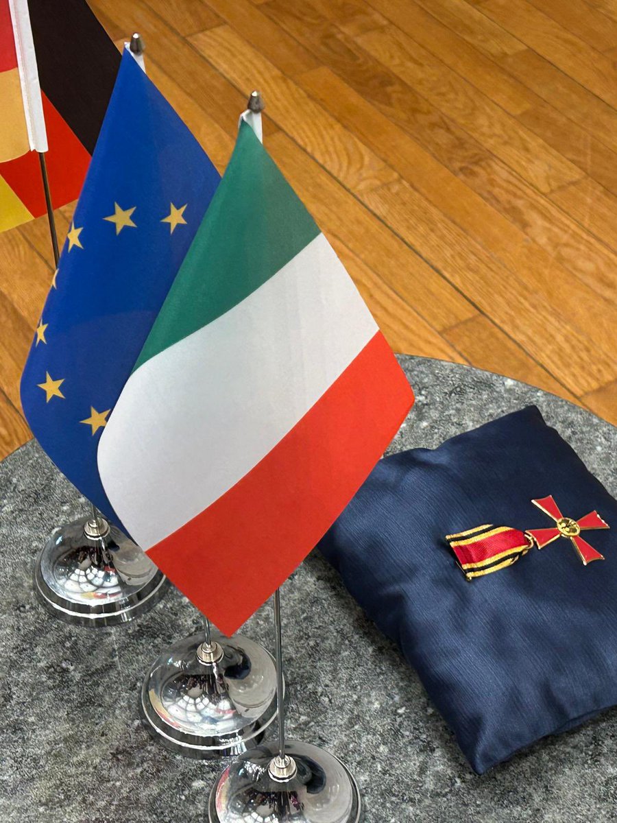 Il dialogo 🇪🇺 e la reciproca comprensione tra l’🇮🇹 e la 🇩🇪 sono diventati il tema centrale della vita di Dr. Christiane Liermann - dal lavoro scientifico all’impegno per una cultura della memoria condivisa a Boves. Meritatissima l’onorificenza che Le ho potuto consegnare oggi.