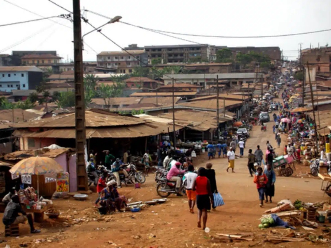 ⚖ JUSTICE – Le service public des tribunaux de Dschang et de la Menoua, dans la région de l’Ouest Cameroun, reprend normalement aux jours et heures ouvrés, d’après un communiqué officiel.

Les demandes de bulletin n°3 du casier judiciaire doivent désormais être adressées au