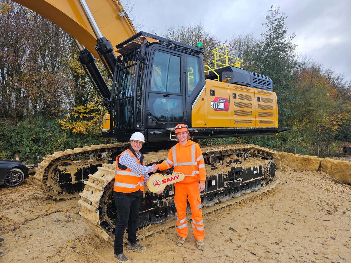 Big delivery day!💪
Our Sales Manager, Luke Ward, handed over the first-ever 80-tonne #SANY SY750H in the UK to Heritage Quarry Group (South) Ltd last week. Another SANY powerhouse hitting the ground running!

Read the full story here bit.ly/49N6g8L

#deliveryday