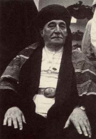 Dost elinden esti geçti ruzigâr,
Gitti Aşkî, kaldı aşkı yadigâr.