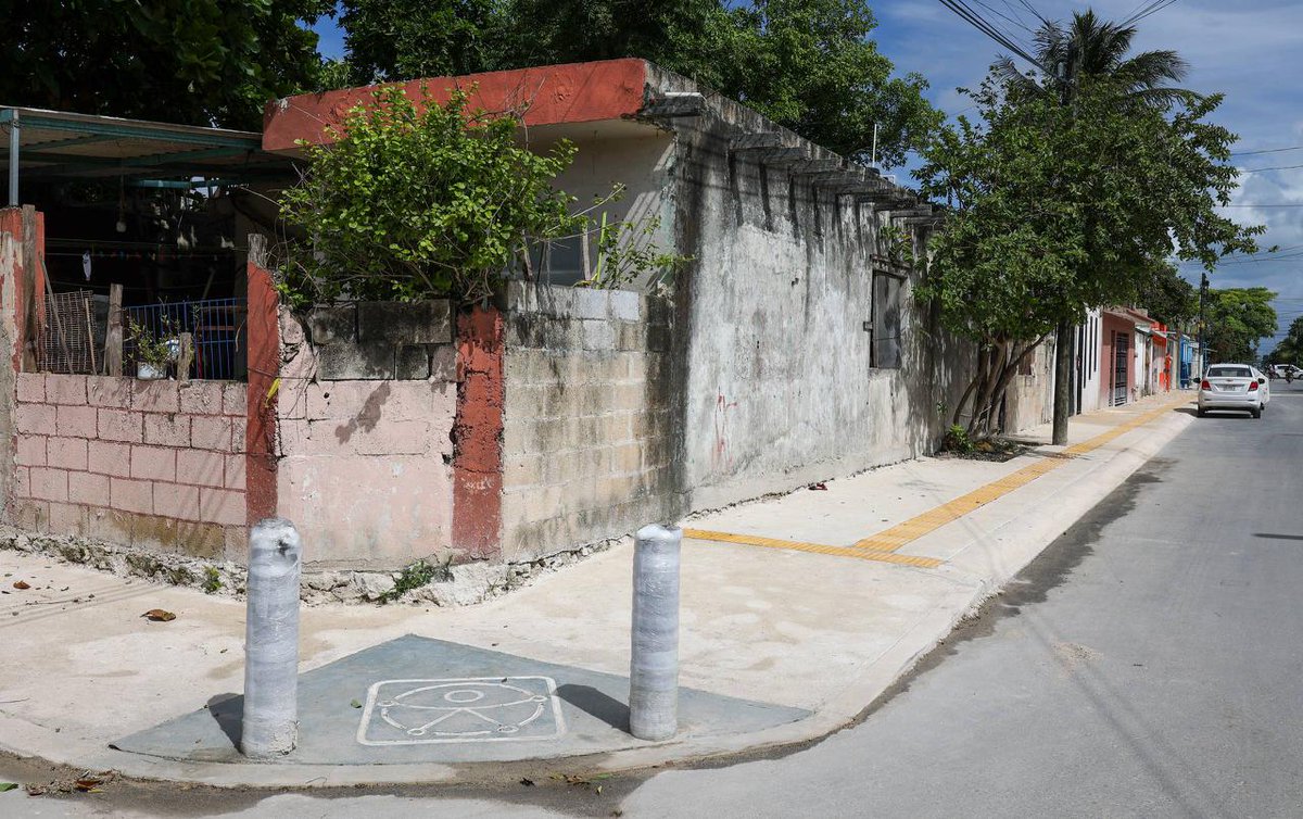 SNTVCUN's tweet image. 3: Durante el recorrido, el director de Obras Públicas, Julio César Zaldívar Pérez, explicó los avances y alcances del proyecto financiado con el Fondo de Aportación para la Infraestructura Social Municipal. 👨‍💼

#Obrapública #Pavimentación #Cancún #QuintanaRoo #AnaPatyPeralta