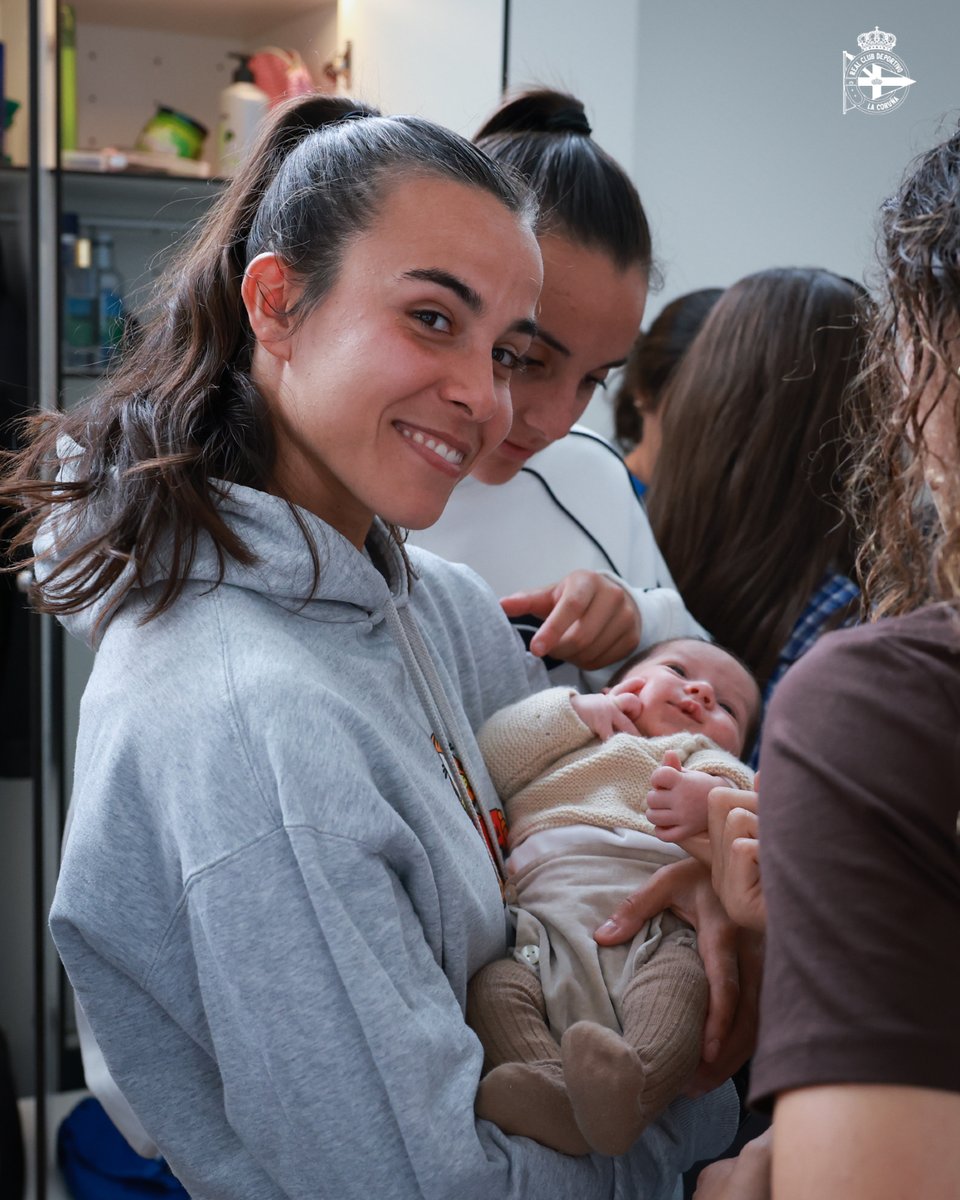 𝙃𝙤𝙭𝙚 𝙩𝙞𝙫𝙚𝙢𝙤𝙨 𝙪𝙣𝙝𝙖 𝙫𝙞𝙨𝙞𝙩𝙖 𝙢𝙤𝙞 𝙚𝙨𝙥𝙚𝙘𝙞𝙖𝙡 🫂💙

Cris Martínez presentou a Nicolás ao equipo e encheu o vestiario de sorrisos 🥹