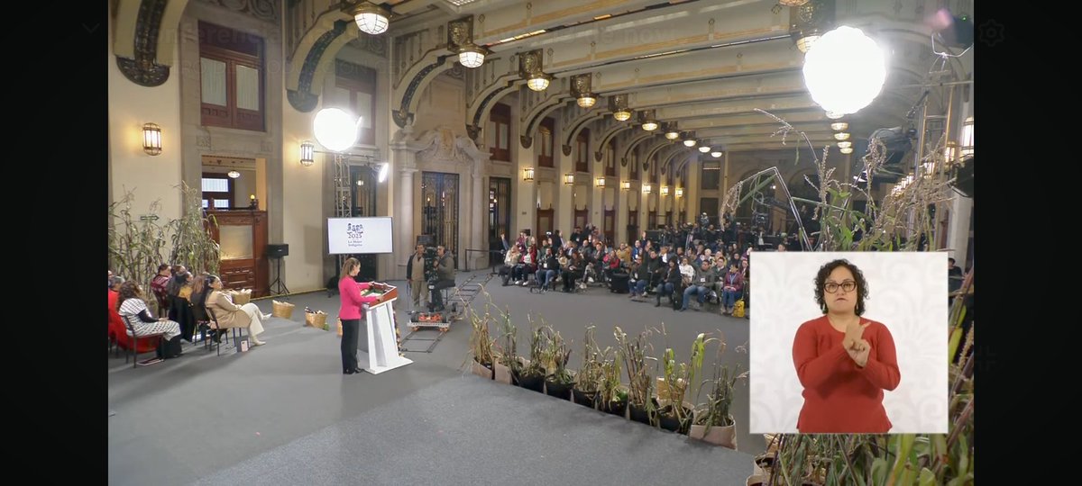 Aunque la CNTE bloqueó Palacio Nacional e intentó derribar una valla d acero en Moneda,hoy la pdta <a href="/Claudiashein/">Claudia Sheinbaum Pardo</a> no se quedó sola en la #MañaneraCSh , pq ahora sí le avisaron a Medios afines q llegaran dsde las 3,3:30AM.
Y sigue en su lugar seguro:Dar la voz más a afines.90% hoy.