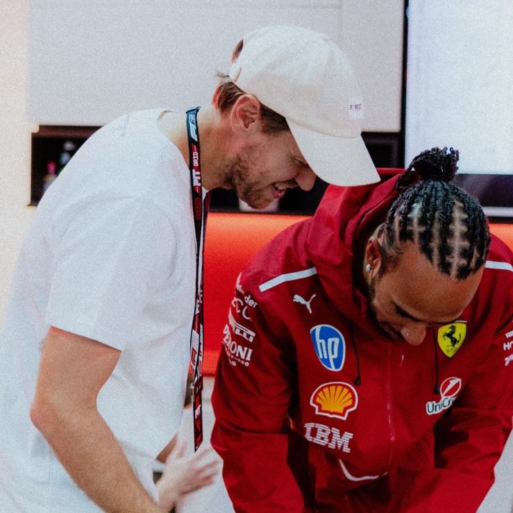 rodriguespbru's tweet photo. Vettel, sobre a conexão com Hamilton por meio de causas sociais:

💬 Espero que isso inspire outros pilotos. Se há algo que lamento na minha carreira é ter percebido tarde o poder que tenho de inspirar as pessoas. Claro que as corridas são importantes, mas há muito mais. https://t.co/9hwITFbwRa