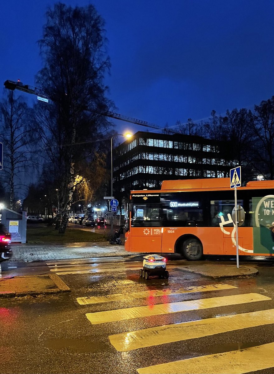 Helppo samaistua tähän kaveriin suojatiellä. Sateessa se laahustaa menemään. Jää vähän isompien jalkoihin mutta koittaa sinnikkäästi vaan toimittaa omia askareitaan.