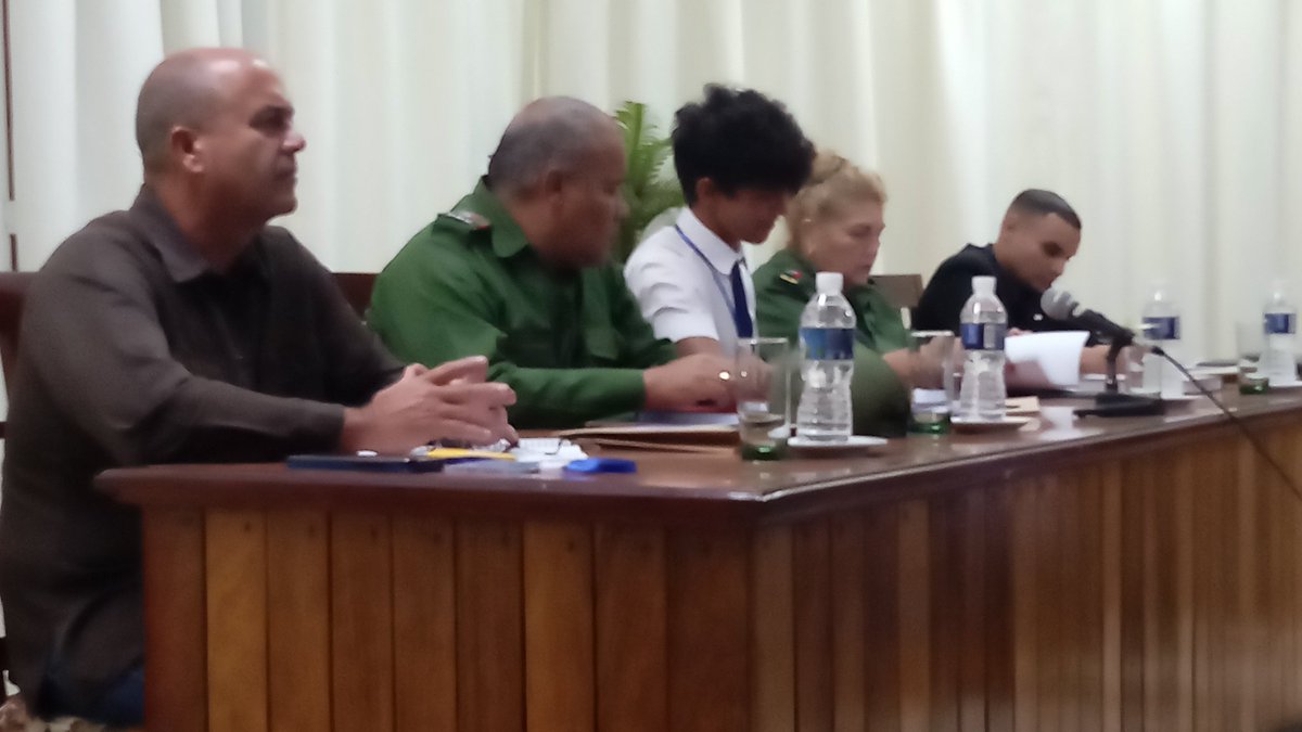 ada_aleida's tweet photo. El Consejo Provincial de la #FEEM en #SanctiSpíritusEnMarcha
devinino espacio para el intercambio juvenil donde los estudiantes debatieron acerca de los principales procesos y movimientos de la #FEEMCuba víspera a su aniversario 55. @DeivyPrezMartn1 @AlexisLorente74 @YaquedeCuba https://t.co/skYLfx9Y5B