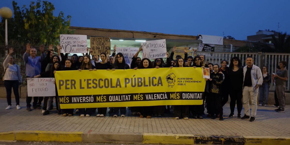 Els estudiants i el professorat expert i especialista es concentren a la porta de l'IES Victòria Kent d'Elx.

Per una FP pública i de qualitat!

Aturem les retallades!

<a href="/IntersindicalV/">Intersindical_Valen</a>

<a href="/GVAeducacio/">GVA Educació</a>