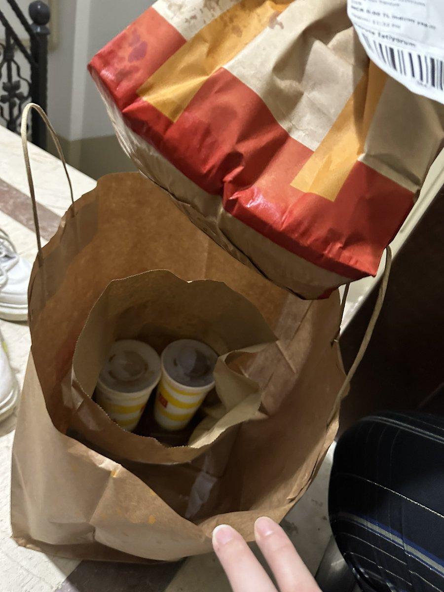 Arkadaşlar Trendyol yemekten bi’ sipariş verdim görmeniz lazım inanılmaz spesiyal. Mesela ben hiç kola içinde yüzmüş ve kurulanmaya bana gelmiş hamburgerler görmemiştim hayran kaldım 😍 Çünkü biz yaş mama severiz <a href="/TrendyolDestek/">Trendyol Destek</a> <a href="/TrendyolYemek/">Trendyol Yemek</a> bu hizmete devam edin 👏  #trendyol