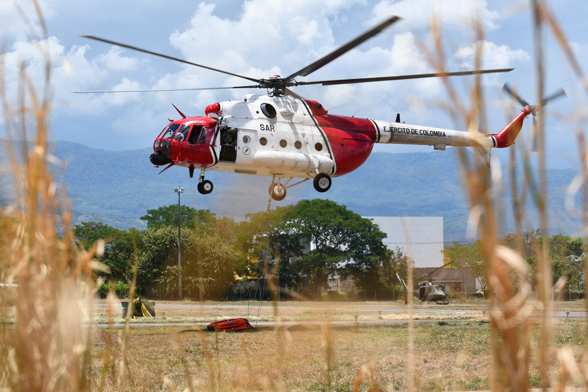 Guardianes del cielo y del medio ambiente

La Aviación del <a href="/COL_EJERCITO/">Ejército Nacional de Colombia</a>, mediante el empleo del sistema Bambi Bucket, despliega su capacidad diferencial para la extinción de incendios forestales en distintos puntos del país.

Cada descarga desde el aire representa el compromiso,