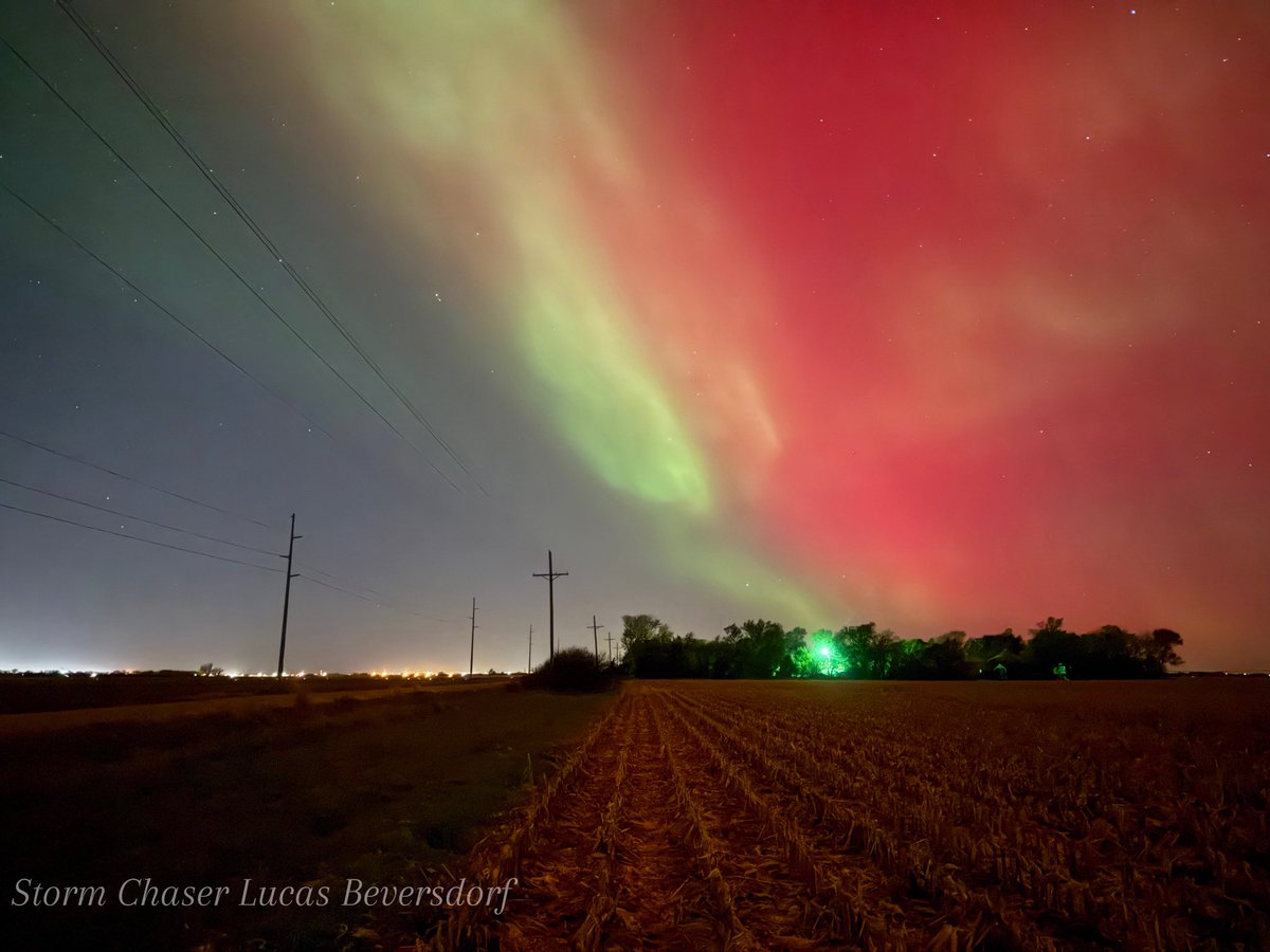 beverchasing28's tweet photo. I know you guys have seen a million pictures of the auroras from Tuesday night… so heres some more! These were taken Tuesday night north of York, NE. Absolutely unbelievable! https://t.co/9Wq78jASQr