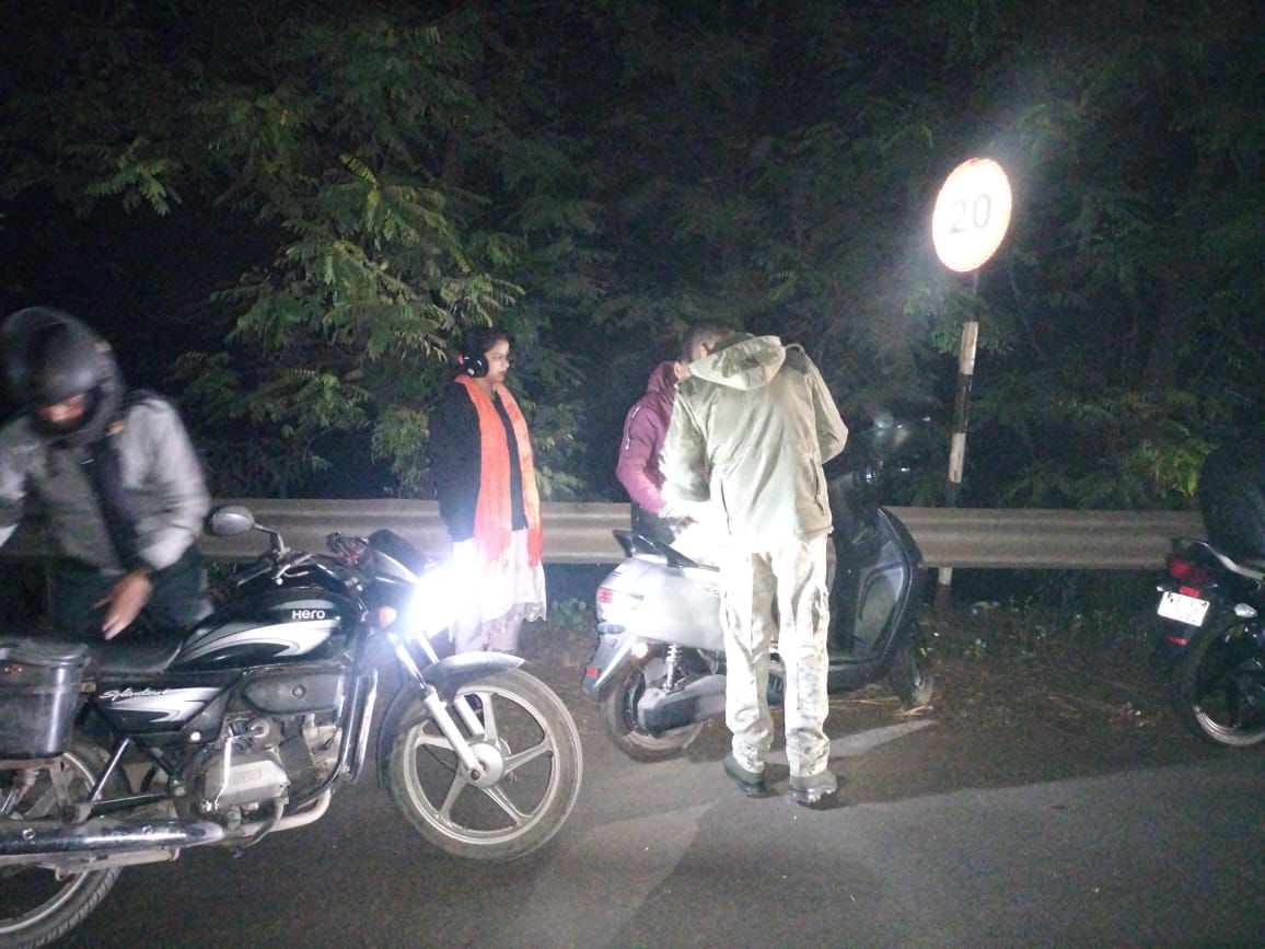 अड्डाबाजी के खिलाफ देर रात तक सभी थाना क्षेत्रों में सघन छापेमारी। कई संदिग्ध हिरासत में, वारंट और कुर्की आदेशों के त्वरित निष्पादन का निर्देश भी जारी।
#DhanbadPolice #JharkhandPolice #CrimeControl #LawAndOrder #Dhanbad