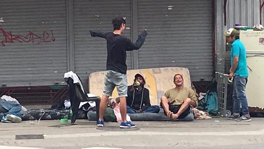 ASESINADOS POR FISURAS 

Natalia G., 2016, 15. Estudiante.
Nuria C., 2016, 18. Estudiante.
Juan Pablo R., 2020, 33. Policía.
Maribel Z., 2023, 33. Policía
Mariano B., 2023, 31. Ingeniero.
María C., 2025, 69. Turista. 
QEPD

Hoy los ves tirados en la calle, mañana te matan.