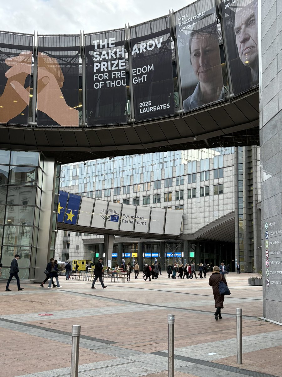 Brysselissä muutama päivä. Ihmeellisen lämmintä ja taivas on ollut upean sininen! Nyt ollaan taas kartalla EU-asioista.