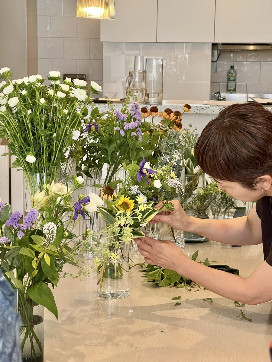 csyeoada's tweet image. Decorate each day with flowers; let life hold hope.