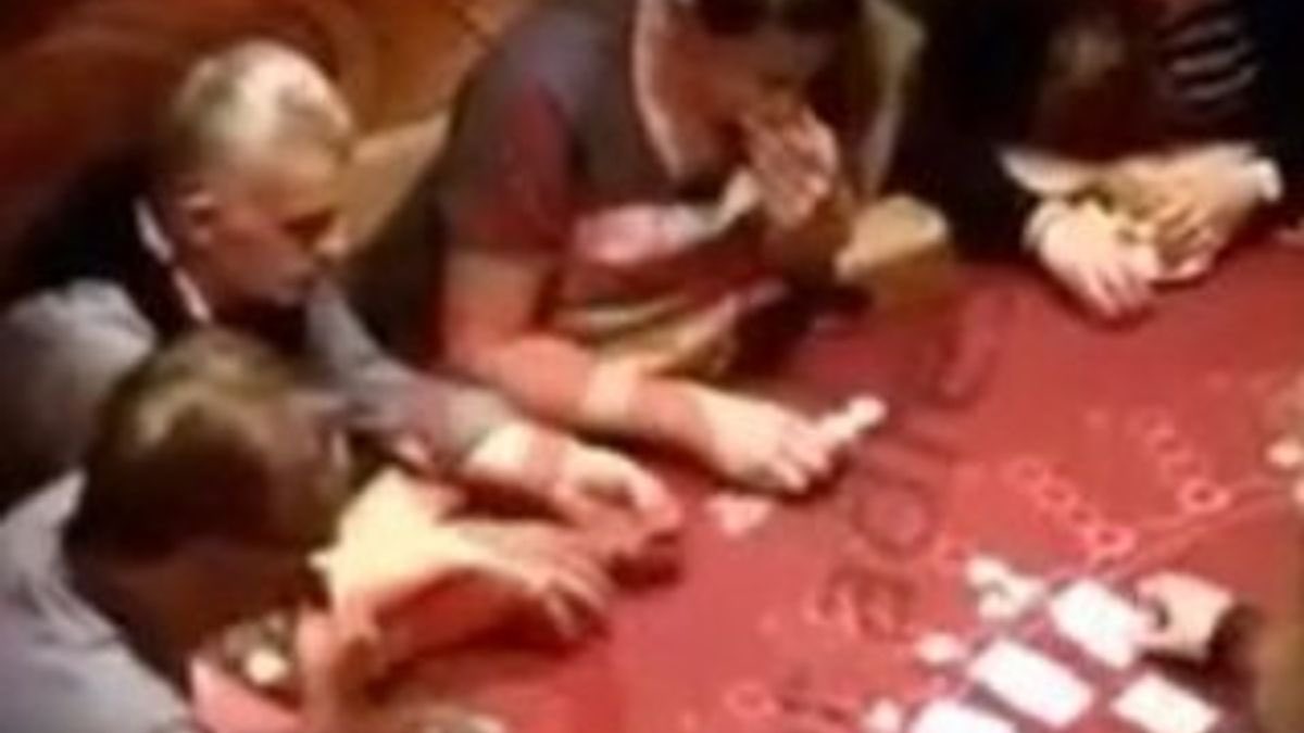 19 yaşındayken Silivrispor’da 1 maça bahis oynayan Eren’e 45 gün ceza verip futbolu temizlediğini sanan, kendisini de halk kahramanı ilan etmemizi bekleyen kumarbaz…