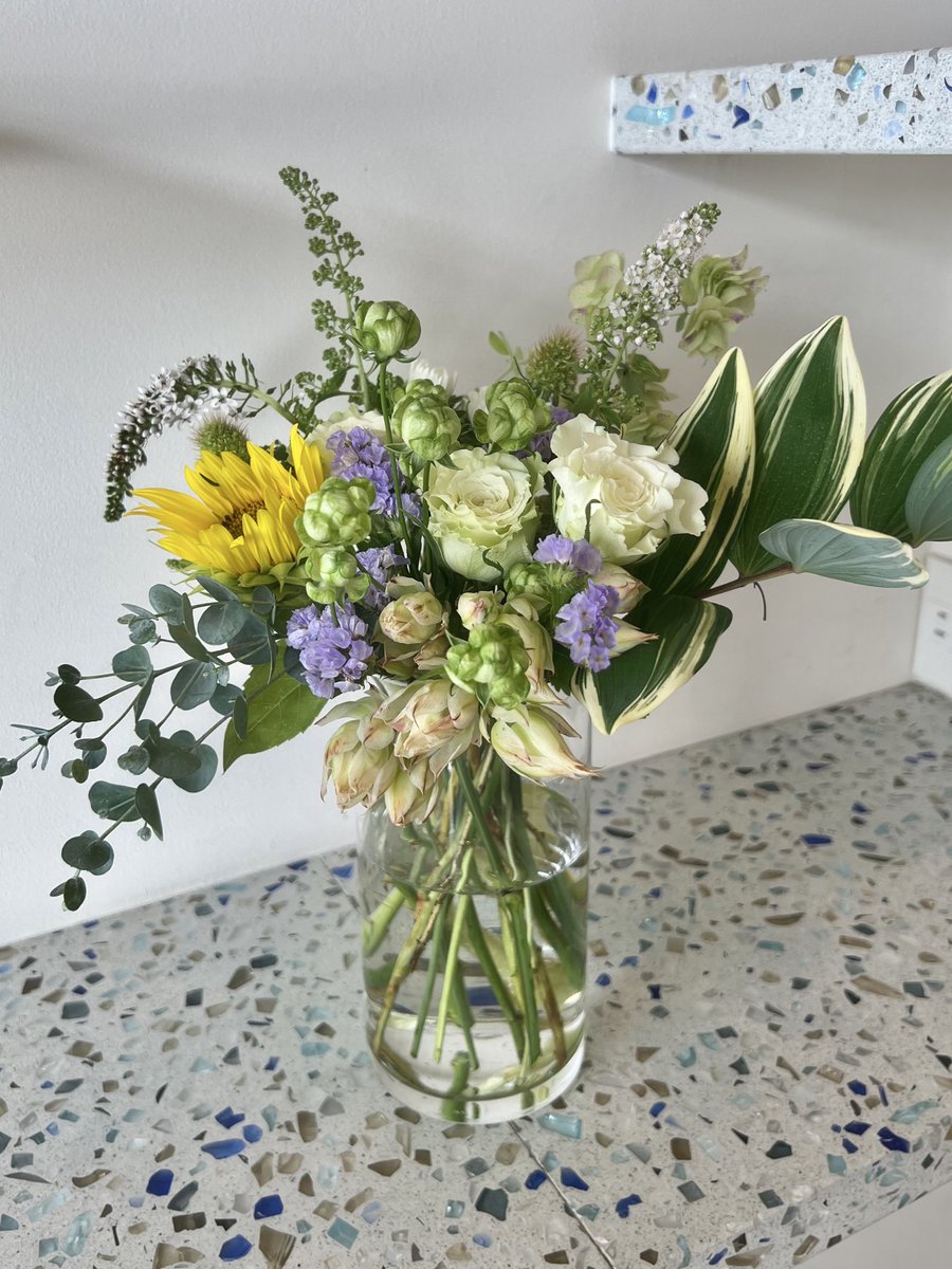 csyeoada's tweet image. Decorate each day with flowers; let life hold hope.