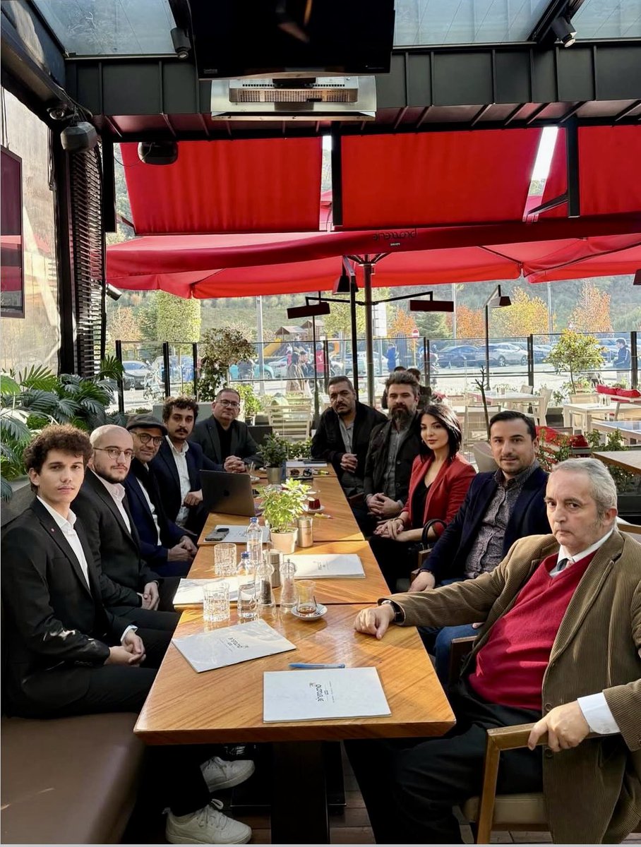 Tek Hedefimiz Eğitim Derneği Başkanı Cem Yıldırımer ve yönetim kuruluuyla, Genel Başkanımız Çağrı Avcu ile birlikte Vadi İstanbul’da bir araya gelerek; eğitim, yapay zekâ, yazılım, hukuk ve gençlik yapılanmaları üzerine kapsamlı bir değerlendirme toplantısı gerçekleştirdik.