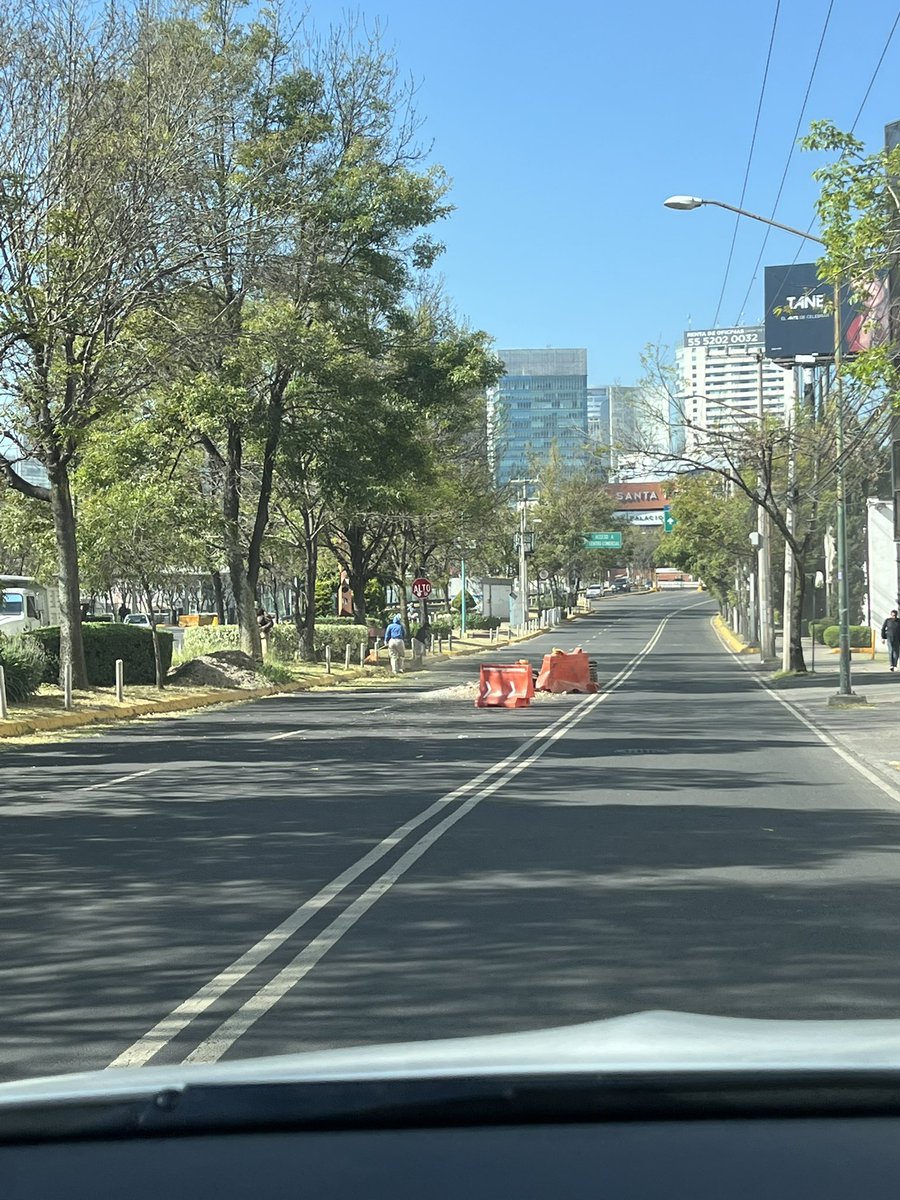 Marimar_F2's tweet photo. Alcalde @carlosorvananos por favor. 
Llevamos con un socavón a la mitad de Avenida Santa Fe a la altura del Centro comercial. Va a haber un accidente con ese hoyo que lleva semanas. 
#ayuda @_CuajimalpaCDMX https://t.co/qXJa2nfbXj