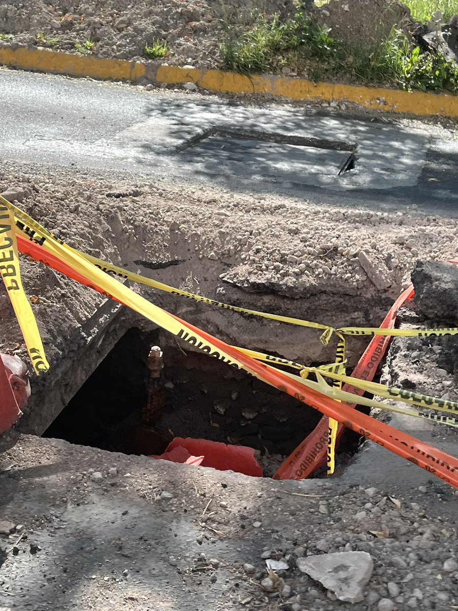 Marimar_F2's tweet photo. Alcalde @carlosorvananos por favor. 
Llevamos con un socavón a la mitad de Avenida Santa Fe a la altura del Centro comercial. Va a haber un accidente con ese hoyo que lleva semanas. 
#ayuda @_CuajimalpaCDMX https://t.co/qXJa2nfbXj