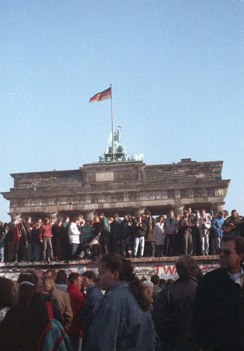 LawLibCongress's tweet image. On October 3, Germany celebrated the anniversary of its reunification. This year, 2025, marks the 35th anniversary. Read today&apos;s #FALQs from Justine to learn all about Germany&apos;s reunification. #ICLBlog #GermanyReunification blogs.loc.gov/law/2025/11/fa…