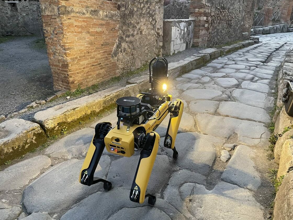 martnimier's tweet image. Les ruines de Pompei sont surveillées la nuit par un robot de @BostonDynamics . Qui surveille les abords de la tour Effeil ? #saccageparis