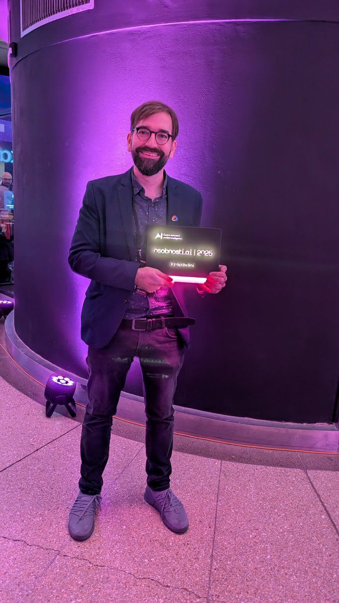 codeas's tweet image. Získal jsem cenu 🏆Osobnosti AI 2025 v kategorii Vzdělávání pro rok 2025 na akci České asociaci pro umělou inteligenci (ČAUI). Blahopřeji dalším oceněným.

Díky moc za podporu a dalši motivací dál vzdělávat sebe a pak i ostatní!

Jo a ta cena fakt svítí!