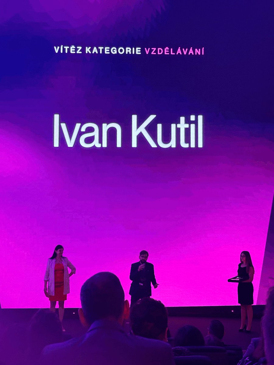 codeas's tweet image. Získal jsem cenu 🏆Osobnosti AI 2025 v kategorii Vzdělávání pro rok 2025 na akci České asociaci pro umělou inteligenci (ČAUI). Blahopřeji dalším oceněným.

Díky moc za podporu a dalši motivací dál vzdělávat sebe a pak i ostatní!

Jo a ta cena fakt svítí!