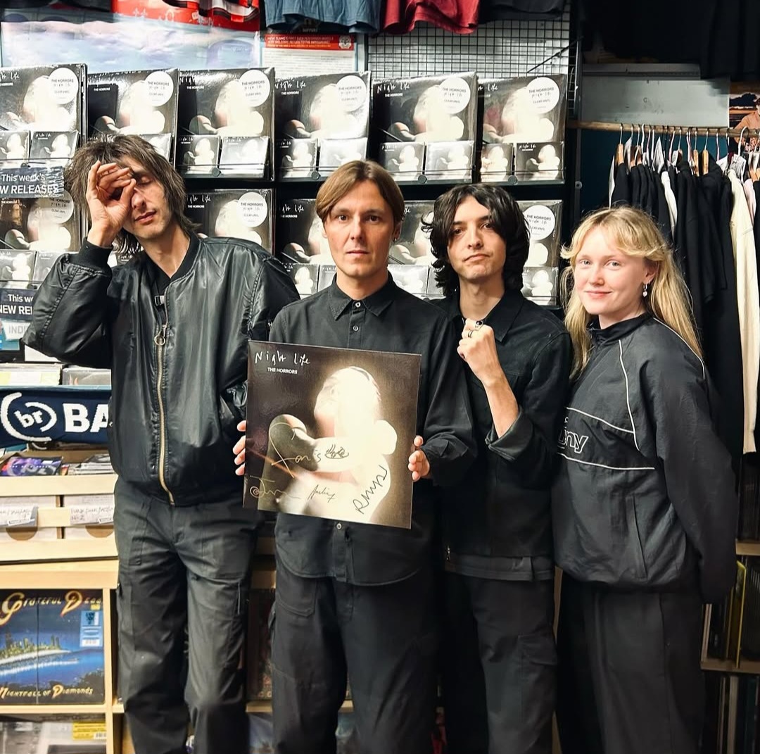 The Horrors confirmó su alineación oficial:
Joshua Hayward, Joe Spurgeon y Tom Furse ha salido de la banda. Se integran Amelia Sinclair, John Victor y Jordan Cook.