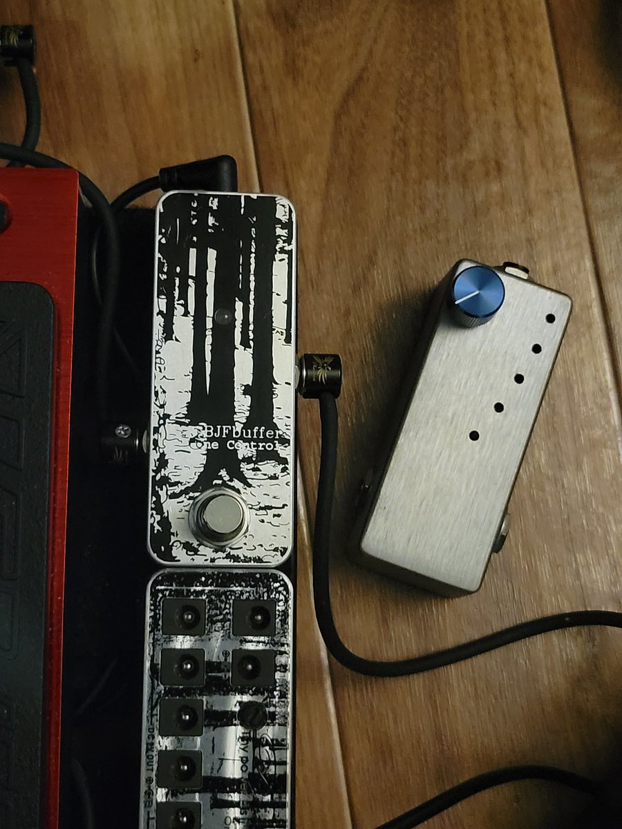 You02082780's tweet image. レコーディングではバッファーをEQとして使い分けました

オケに対してそれぞれ
LCA 12AU7 BBがキラキラする感じ
OneControl BJF Bufferがベタッとする感じでした

低音とかはベタッとしてる方が良くて、高音はキラキラさせる目的で使い分けました

11/23のライブではLCAを使います

#LCA
#onecontrol