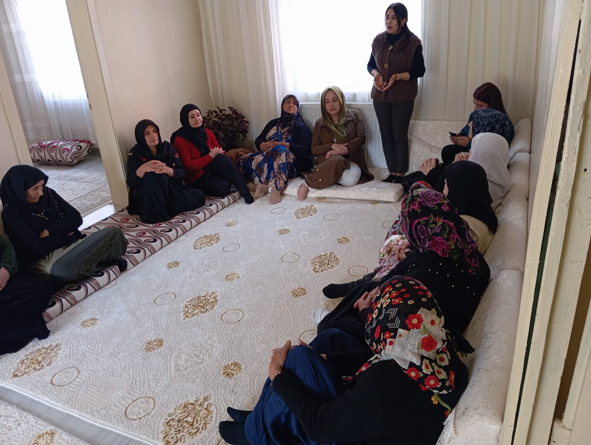 HakkariKad's tweet photo. “Şiddetin karşısında eşitlik ve özgürlük için bir aradayız!” Şiarıyla kadın meclislerimizin “25 Kasım kadına yönelik şiddetle uluslararası mücadele günü” kapsamında mahallelerde kadınlarla bir araya gelerek Hakkari’de startımızı verdik. https://t.co/AveccIcTYS