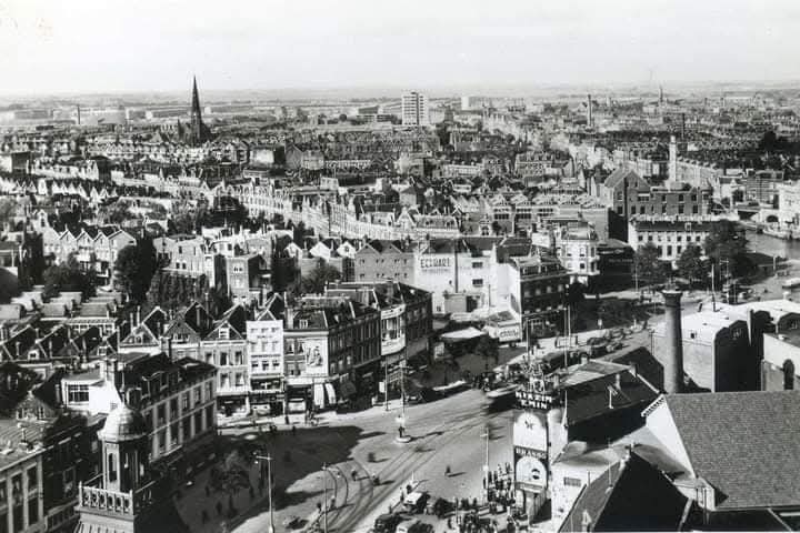 Gezien vanaf de toren van de stadhuis met links de Kruiskade en rechts in de verte het eind van de Schie en schiekade met op de achtergrond de ungerflat.