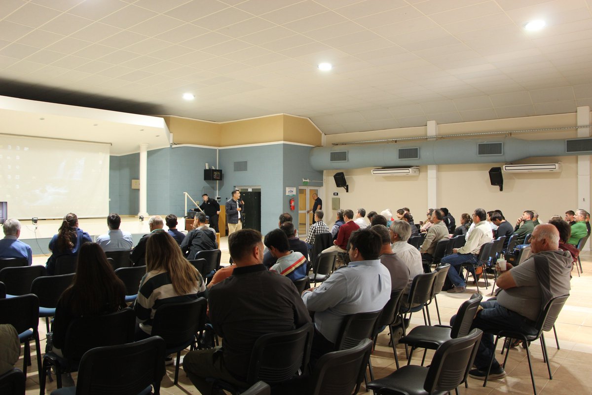 🌱 # CAPACITACIÓN | Innovación, tecnología y conocimiento para el agro 💧🐮

Con gran participación de técnicos, productores, empresas y entidades públicas, se desarrolló la Jornada Técnica de #ProducciónLáctea: riego, forraje, efluentes y tecnología, en la Experimental Manfredi.
