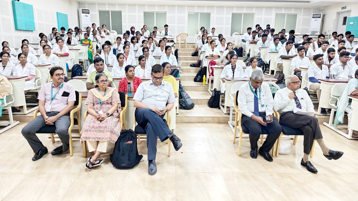 AIMSR Chittoor marks a milestone in medical education with the launch of the “AI in Healthcare” module for the MBBS 2025 batch. 
#AIinHealthcare #MedicalEducation #ApolloHospitals #TheApolloUniversity #AIMSRChittoor #FutureOfHealthcare