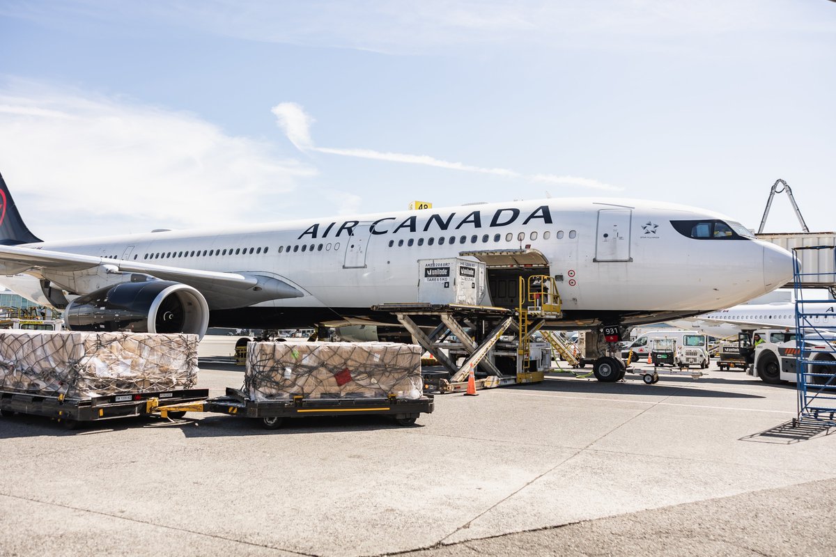 🦀🍒📱 Des fruits de mer frais et des cerises jusqu’aux produits électroniques, nos opérations de fret relient la C.-B. au reste du monde. En 2024, nous avons transporté 339 000 tonnes de marchandises et nous nous dirigeons encore une fois vers des volumes records cette année.