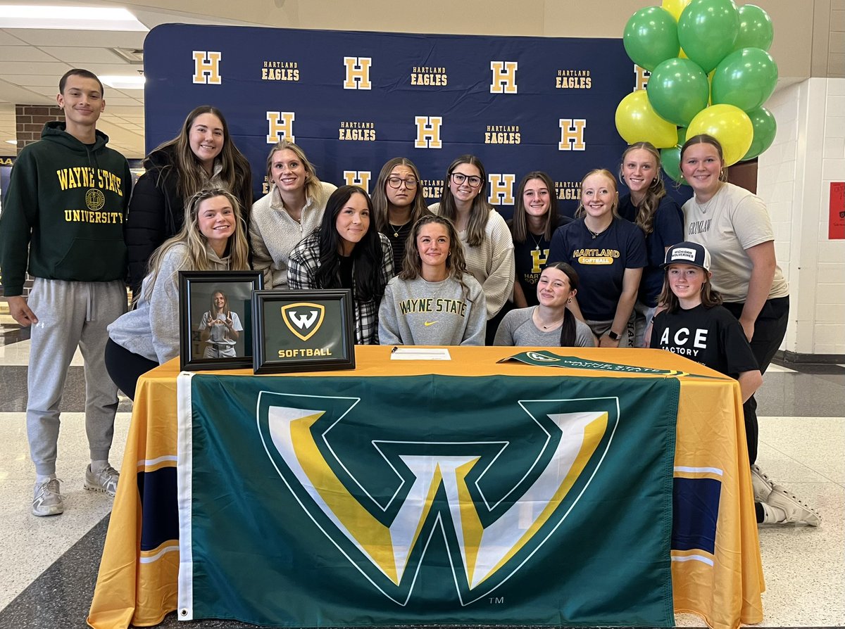 HUGE congrats to Reese Dunny for signing her NLI yesterday! 

Wayne State is so blessed to have you joining them next year. 

Go Warriors! Go Eagles