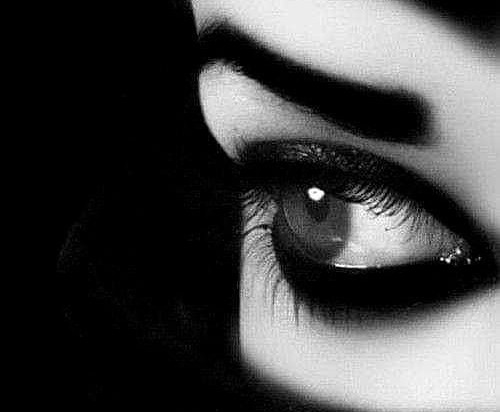 "أخبروا معلمة اللغة العربية أنني أعربتُ كل ما تحته خط، إلا خط الكحل في عينيها. فقد أعجزني جماله عن الإعراب" (م)

#جماليات