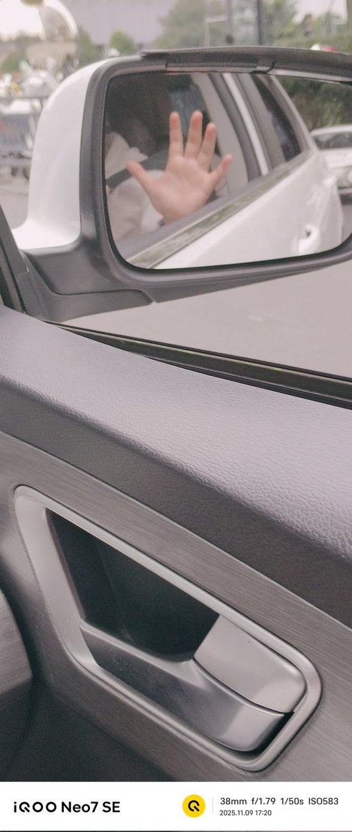 可是牵手和拥抱我都想要