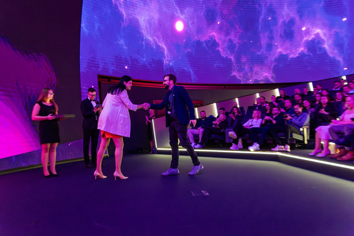 codeas's tweet image. Získal jsem cenu 🏆Osobnosti AI 2025 v kategorii Vzdělávání pro rok 2025 na akci České asociaci pro umělou inteligenci (ČAUI). Blahopřeji dalším oceněným.

Díky moc za podporu a dalši motivací dál vzdělávat sebe a pak i ostatní!

Jo a ta cena fakt svítí!