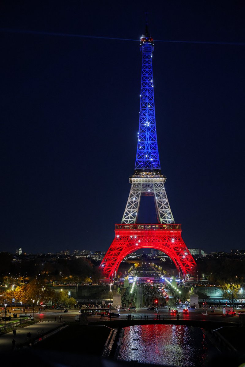 Франция помнит. 
💙🤍❤️

13.11.15 🇫🇷