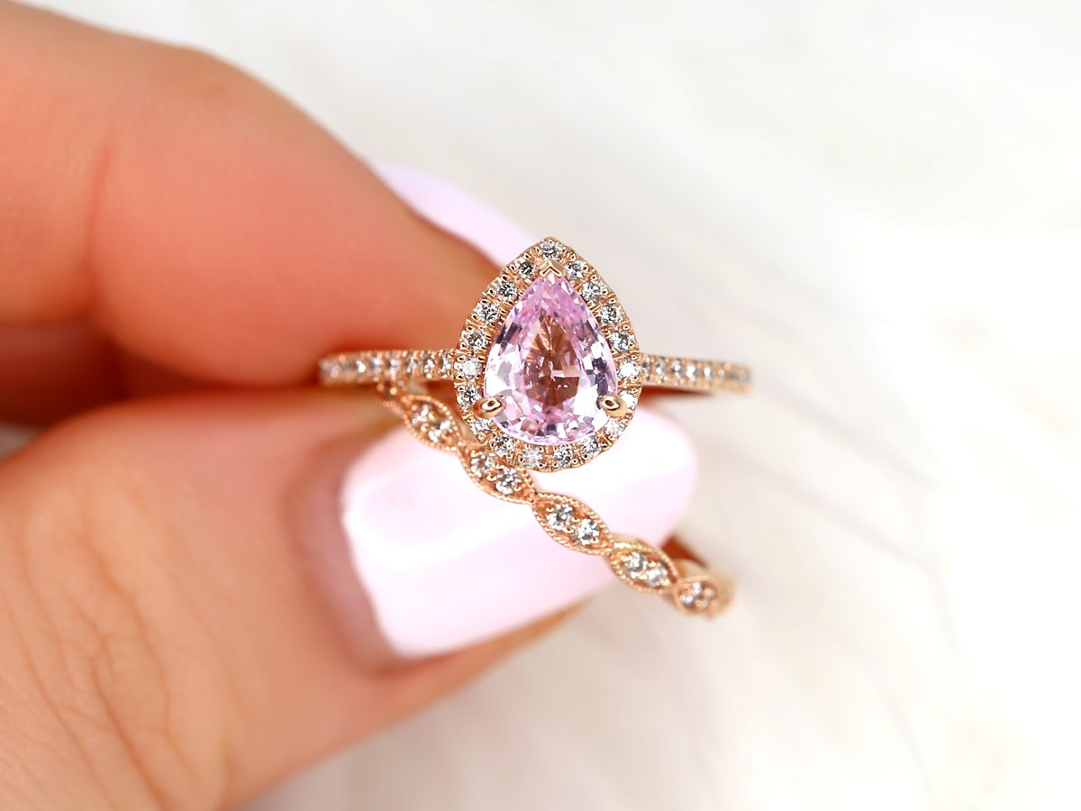 RosadosBox's tweet photo. If pink makes your heart skip a beat, meet your new obsession – our 1.40ct Tabitha &amp; Christie set! Tabitha’s unique peach blush center sparkles with a halo and diamond band, while Christie adds that perfect art deco flair. Together, they’re the ultimate duo for the modern bride. https://t.co/eFY8GF2coz