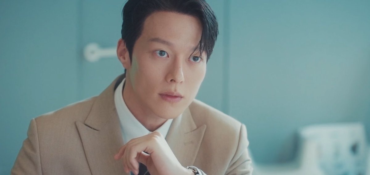 kenthusiastic10's tweet image. It was epic while it lasted, but reality hit. Both Ji-hyeok and Da-rim have so many responsibilities and family ties holding them back. Bring on the misunderstandings, confusion, and romance. #DynamiteKiss #DynamiteKissEp2 #JangKiyong #AhnEunjin