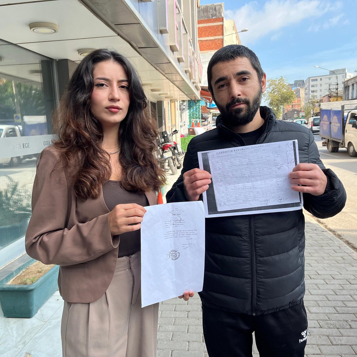 punto360tr's tweet image. “Sen yoksun” denilen Rasim’in kimlik mücadelesi

Türkiye’de doğan 35 yaşındaki Rasim Mert, annesiyle soybağı tespit edilemediği için kimlik çıkaramıyor. 

Doğum belgesi ve okul evrakları olmasına rağmen hiçbir kurum işlem yapmıyor. 

Kimliği olmadığı için sağlık, eğitim ve sosyal…