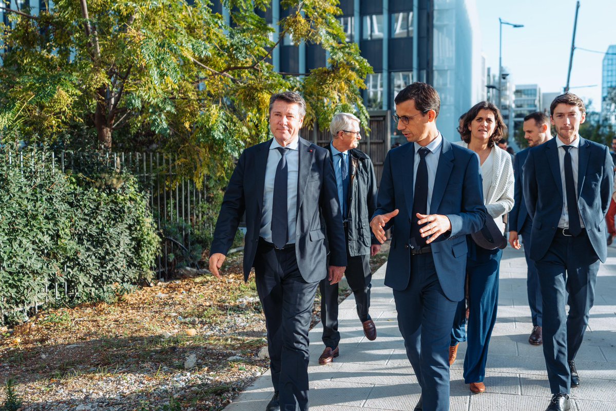 Aux côtés de Benjamin Fremaux, président du groupe IDEX, et d’Eduard Maldonado, nous présentons aujourd’hui le nouveau réseau de chaleur GéotherNice.
Un réseau 3-en-1, chaleur, fraîcheur, électricité, qui alimentera en énergie propre et locale le futur écoquartier Parc Méridia et