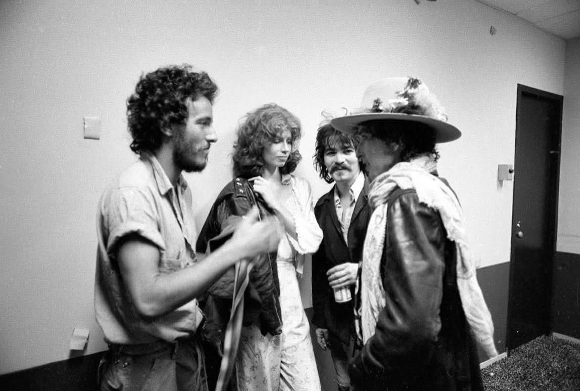 Bruce Springsteen meets with John Prine and Bob Dylan backstage at the “Rolling Thunder” tour.