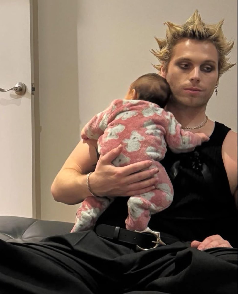 acervo5sos's tweet photo. EU VOU DESMAIAR https://t.co/gxNBFGC1Jd